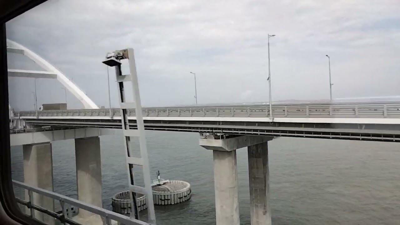 Крымский мост из окна поезда Крымский мост из окна поезда